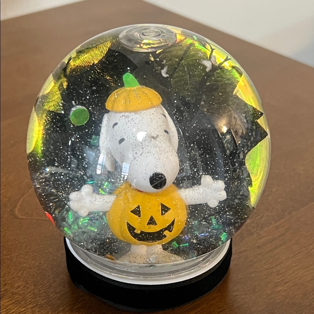 SNOOPY Pumpkin Snow Globe - Picture 9 of 13